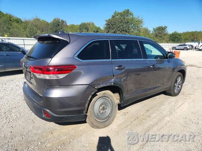 Trzecie zdjęcie samochodu z tyłu: 2019 TOYOTA HIGHLANDER XLE VIN:5TDKZRFH7KS366571 - miniatura