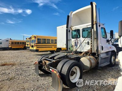 Trzecie zdjęcie samochodu z tyłu: 2016 FREIGHTLINER CASCADIA 125 SEMI TRUCK VIN:1FUBGEDV2GLHC5767 - miniatura