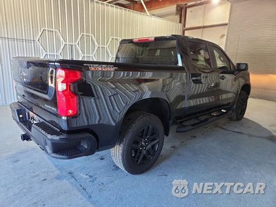 Trzecie zdjęcie samochodu z tyłu: 2024 CHEVROLET SILVERADO K1500 TRAIL BOSS CUSTOM VIN:3GCUDCED4RG333975 - miniatura