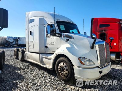 Czwarte zdjęcie samochodu z boku: 2020 KENWORTH T680 SEMI TRUCK VIN:1XKYDP9X2LJ311142 - miniatura