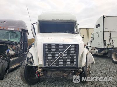 Piąte zdjęcie samochodu w środku: 2022 VOLVO VNL SEMI TRUCK VIN:4V4NC9EH2NN296816 - miniatura