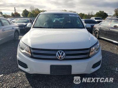 Piąte zdjęcie samochodu w środku: 2017 VOLKSWAGEN TIGUAN S VIN:WVGBV7AX1HK040470 - miniatura