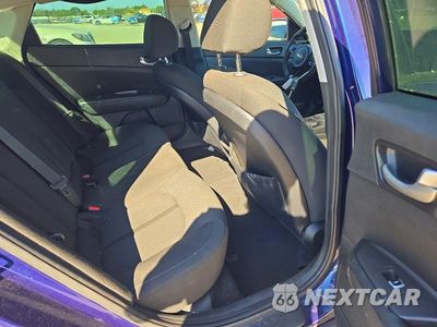 Zdjęcie 10 z 12 samochodu: 2017 KIA OPTIMA LX VIN:5XXGT4L36HG122472 - miniatura