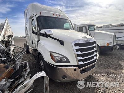 Czwarte zdjęcie samochodu z boku: 2022 FREIGHTLINER CASCADIA SEMI TRUCK VIN:3AKJHHDRXNSNT8356 - miniatura