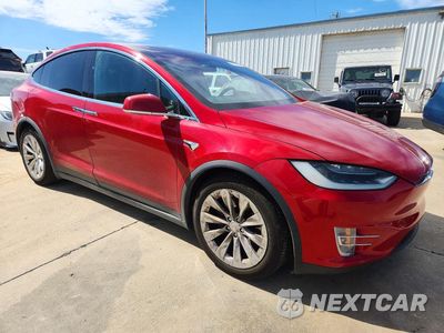 Czwarte zdjęcie samochodu z boku: 2018 TESLA MODEL X VIN:5YJXCDE2XJF142611 - miniatura