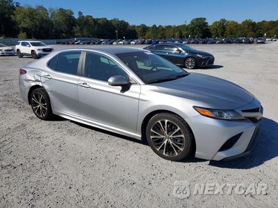 Czwarte zdjęcie samochodu z boku: 2018 TOYOTA CAMRY SE VIN:4T1B11HK5JU664771 - miniatura