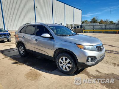 Czwarte zdjęcie samochodu z boku: 2013 KIA SORENTO LX VIN:5XYKTDA60DG357396 - miniatura