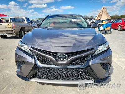 Piąte zdjęcie samochodu w środku: 2018 TOYOTA CAMRY XSE VIN:4T1B61HK6JU136903 - miniatura