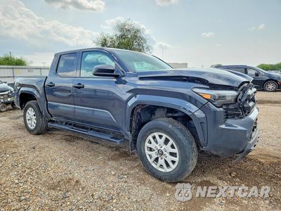 Czwarte zdjęcie samochodu z boku: 2024 TOYOTA TACOMA SR VIN:3TYLD5KN3RT005652 - miniatura