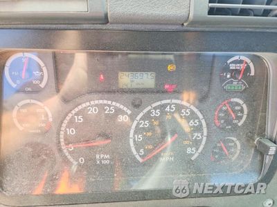 Zdjęcie 9 z 13 samochodu: 2014 FREIGHTLINER CASCADIA SEMI TRUCK VIN:1FUJGBDV4ELFK7039 - miniatura