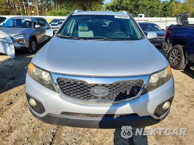Piąte zdjęcie samochodu w środku: 2011 KIA SORENTO LX VIN:5XYKT4A13BG038852 - miniatura