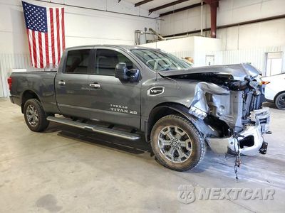 Czwarte zdjęcie samochodu z boku: 2019 NISSAN TITAN XD SV VIN:1N6AA1F47KN526369 - miniatura