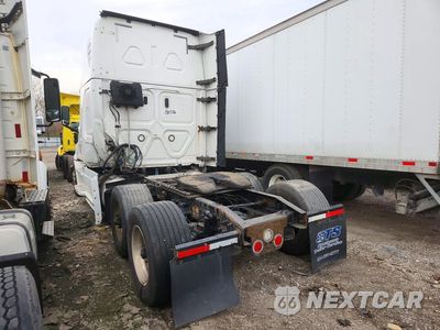 Drugie zdjęcie samochodu z przodu: 2019 FREIGHTLINER CASCADIA 126 SEMI TRUCK VIN:1FUJHHDR2KLKL6681 - miniatura