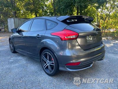 Trzecie zdjęcie samochodu z tyłu: 2018 FORD FOCUS ST VIN:1FADP3L99JL213446 - miniatura