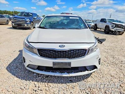 Piąte zdjęcie samochodu w środku: 2017 KIA FORTE LX VIN:3KPFL4A7XHE116457 - miniatura