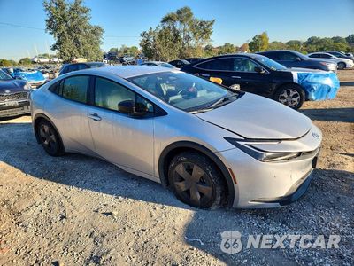Czwarte zdjęcie samochodu z boku: 2024 TOYOTA PRIUS LE VIN:JTDACAAU6R3046494 - miniatura