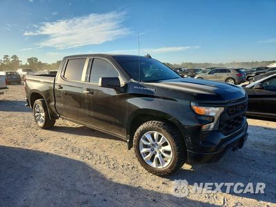 Czwarte zdjęcie samochodu z boku: 2022 CHEVROLET SILVERADO C1500 CUSTOM VIN:3GCPABEK1NG527260 - miniatura