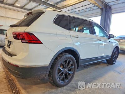 Trzecie zdjęcie samochodu z tyłu: 2024 VOLKSWAGEN TIGUAN SE VIN:3VV3B7AX8RM161445 - miniatura
