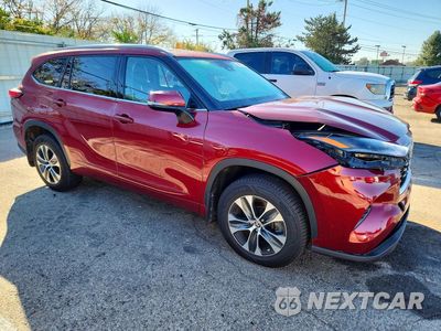Czwarte zdjęcie samochodu z boku: 2021 TOYOTA HIGHLANDER XLE VIN:5TDGZRBH1MS099667 - miniatura