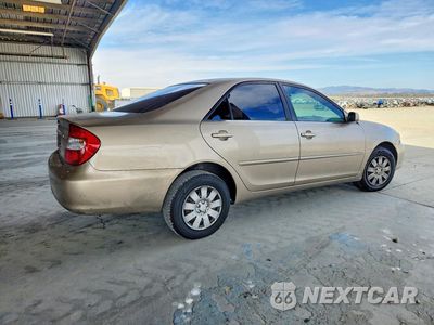 Trzecie zdjęcie samochodu z tyłu: 2002 TOYOTA CAMRY LE VIN:JTDBE32K020010296 - miniatura