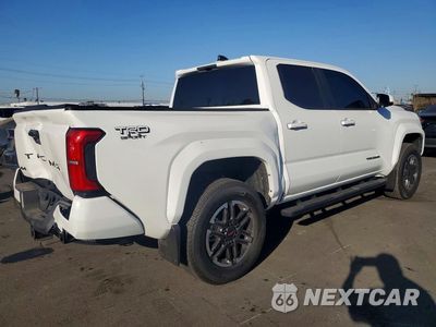 Trzecie zdjęcie samochodu z tyłu: 2026 TOYOTA TACOMA TRD SPORT VIN:3TMLB5JNXTM262365 - miniatura