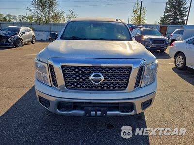 Piąte zdjęcie samochodu w środku: 2017 NISSAN TITAN SV VIN:1N6AA1R83HN549316 - miniatura