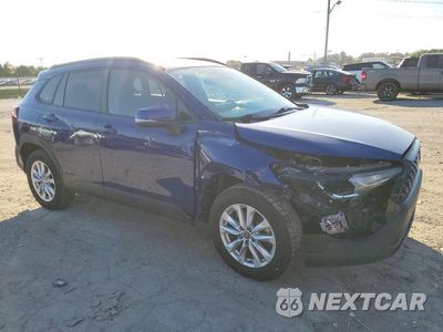Czwarte zdjęcie samochodu z boku: 2022 TOYOTA COROLLA CROSS LE VIN:7MUCAABG0NV033570 - miniatura
