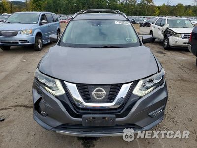 Piąte zdjęcie samochodu w środku: 2017 NISSAN ROGUE SL VIN:5N1AT2MV1HC774048 - miniatura