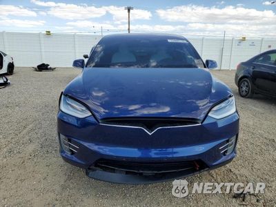 Piąte zdjęcie samochodu w środku: 2020 TESLA MODEL X VIN:5YJXCBE47LF301402 - miniatura