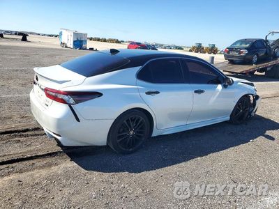 Trzecie zdjęcie samochodu z tyłu: 2021 TOYOTA CAMRY XSE VIN:4T1K61AK1MU572024 - miniatura