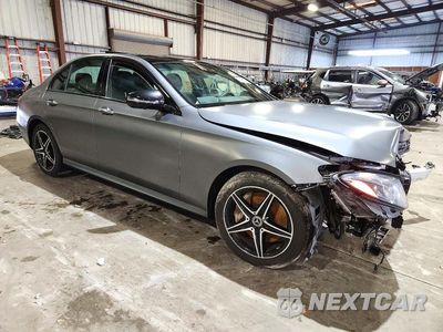 Czwarte zdjęcie samochodu z boku: 2018 MERCEDES-BENZ E 400 4MATIC VIN:WDDZF6GB3JA468564 - miniatura
