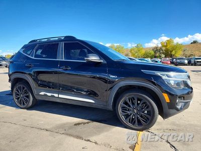 Czwarte zdjęcie samochodu z boku: 2022 KIA SELTOS NIGHTFALL VIN:KNDEUCA25N7292402 - miniatura