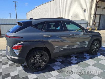 Trzecie zdjęcie samochodu z tyłu: 2026 HYUNDAI KONA SEL SPORT VIN:KM8HF3AB8TU459465 - miniatura