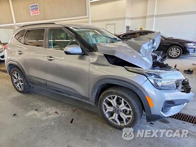 Czwarte zdjęcie samochodu z boku: 2021 KIA SELTOS EX VIN:KNDERCAA2M7111666 - miniatura