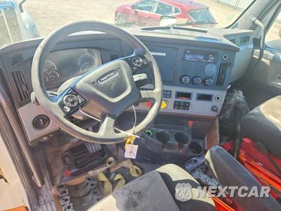 Zdjęcie 8 z 13 samochodu: 2019 FREIGHTLINER CASCADIA 1 - SEMI TRUCK VIN:3AKJHTDV4KSKP8256 - miniatura