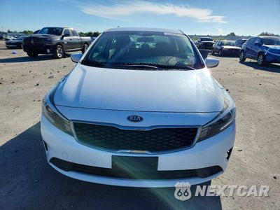 Piąte zdjęcie samochodu w środku: 2018 KIA FORTE LX VIN:3KPFL4A7XJE265294 - miniatura