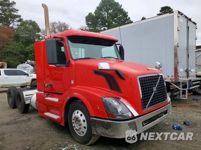Trzecie zdjęcie samochodu z tyłu: 2011 VOLVO VNL SEMI TRUCK VIN:4V4NC9EJ8BN531265 - miniatura