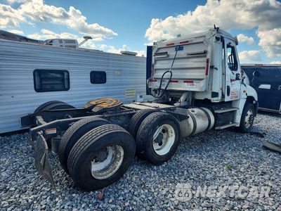 Trzecie zdjęcie samochodu z tyłu: 2014 FREIGHTLINER CASCADIA SEMI TRUCK VIN:3AKJGEBG1ESFS2178 - miniatura
