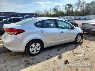 Trzecie zdjęcie samochodu z tyłu: 2017 KIA FORTE LX VIN:3KPFL4A79HE022280 - miniatura