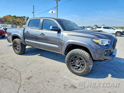 Czwarte zdjęcie samochodu z boku: 2017 TOYOTA TACOMA TRD SPORT VIN:3TMCZ5AN1HM074157 - miniatura