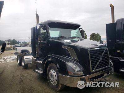 Czwarte zdjęcie samochodu z boku: 2012 VOLVO VNL SEMI TRUCK VIN:4V4NC9EJ0CN559417 - miniatura