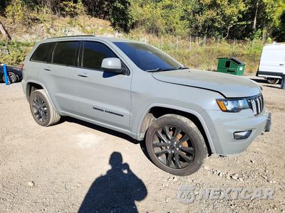 Czwarte zdjęcie samochodu z boku: 2020 JEEP GRAND CHEROKEE LAREDO VIN:1C4RJFAG2LC370579 - miniatura