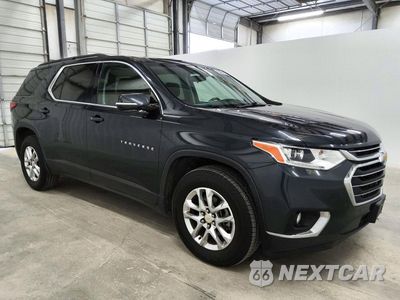 Czwarte zdjęcie samochodu z boku: 2020 CHEVROLET TRAVERSE LT VIN:1GNERGKW1LJ209145 - miniatura