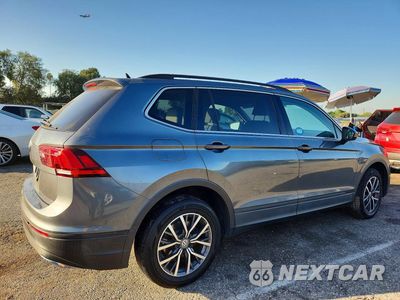 Trzecie zdjęcie samochodu z tyłu: 2019 VOLKSWAGEN TIGUAN SE VIN:3VV3B7AX8KM200721 - miniatura
