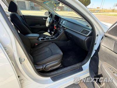 Piąte zdjęcie samochodu w środku: 2016 KIA OPTIMA LX VIN:5XXGT4L35GG036679 - miniatura