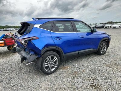 Trzecie zdjęcie samochodu z tyłu: 2023 KIA SELTOS S VIN:KNDEU2AA2P7418607 - miniatura