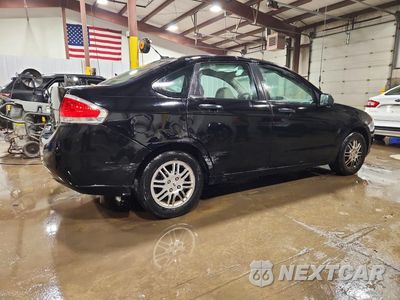 Trzecie zdjęcie samochodu z tyłu: 2010 FORD FOCUS SE VIN:1FAHP3FN9AW238260 - miniatura