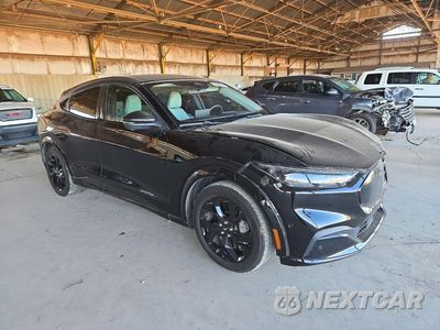 Czwarte zdjęcie samochodu z boku: 2023 FORD MUSTANG MACH-E PREMIUM VIN:3FMTK3R75PMA27027 - miniatura