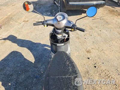 Zdjęcie 6 z 9 samochodu: 2017 GENUINE SCOOTER CO. BUDDY 50 VIN:RFVPAP5AXH1120728 - miniatura