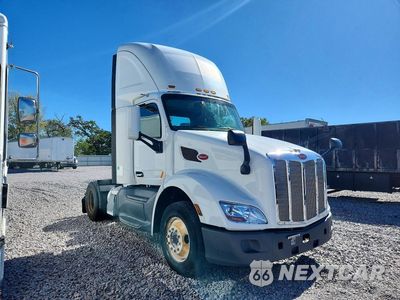 Czwarte zdjęcie samochodu z boku: 2018 PETERBILT 579 SEMI TRUCK VIN:1XPBA48X1JD478449 - miniatura